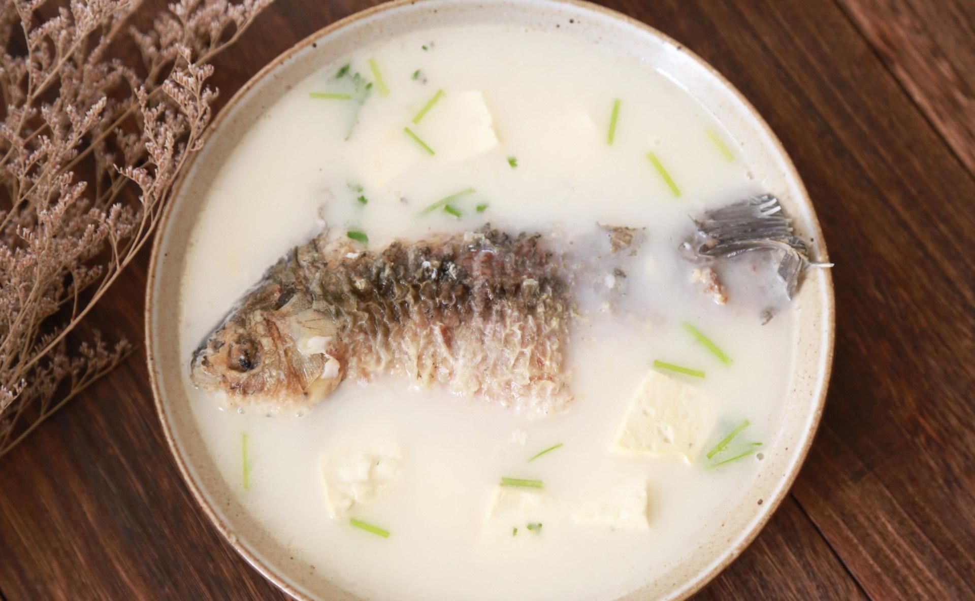 热水|做鲫鱼汤时，用冷水还是用热水？掌握一招，汤汁奶白无腥味，好喝