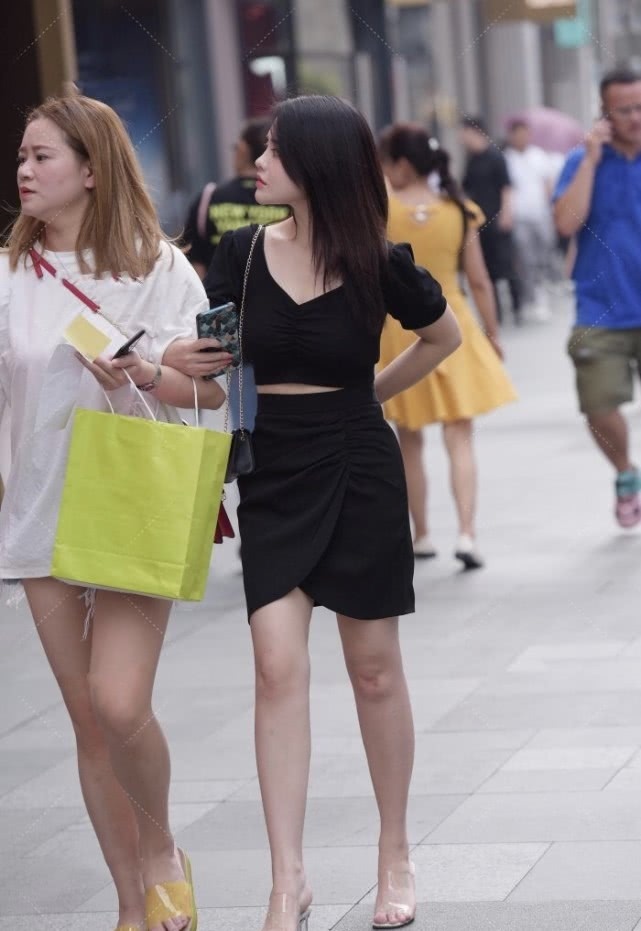 穿搭 透明高跟鞋搭配V领黑色上下衣,“时尚感”出众,一般人学不来