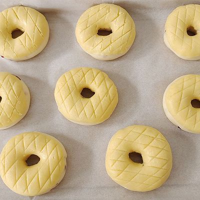 甜甜圈酥皮面包