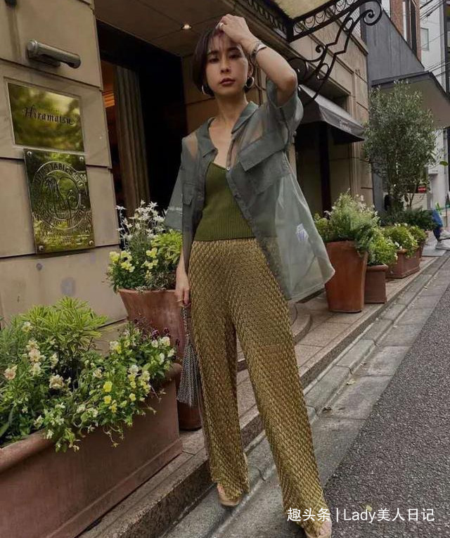 时髦 为什么日本女人都喜欢穿“透视衬衫”夏末早秋的时髦,全靠它撑