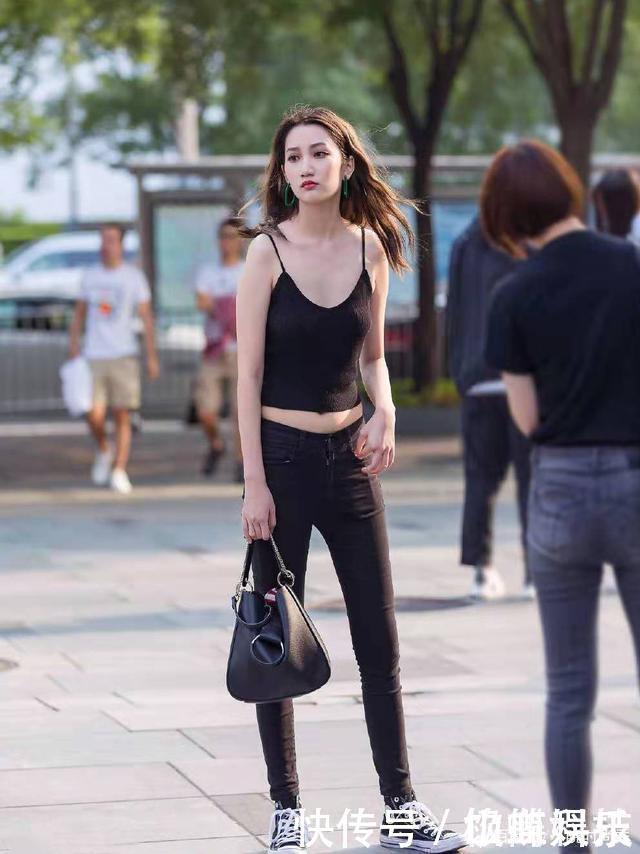 帆布鞋|悬带背心如何搭配赶时髦的人学习一下，逛逛街这样穿才清爽明亮