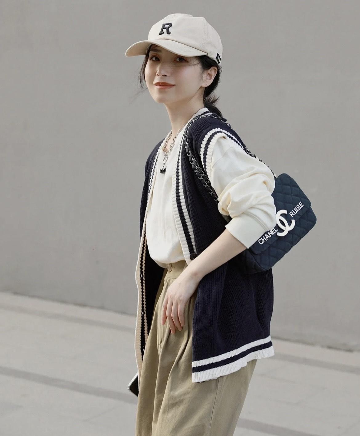 牛仔马甲|秋季,牛仔马甲怎么搭才洋气?搭配黑色衬衫和阔腿裤,高级又洋气