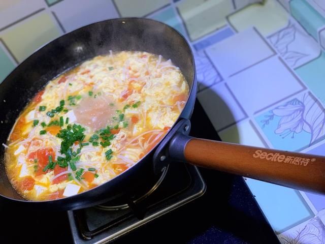 天冷多喝汤，分享一道家常番茄豆腐汤，味道鲜美，营养丰富