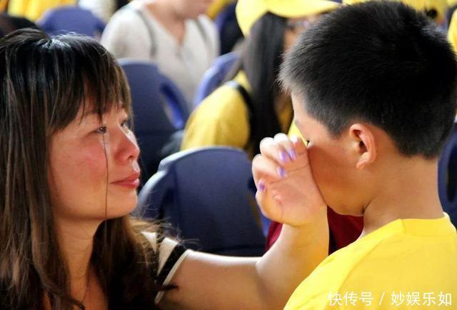 一委屈就哭的孩子,和强忍不哭的孩子,十年后这些差距很明显