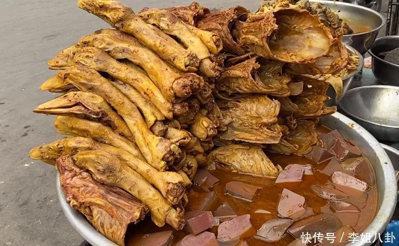 比肉|小伙拿“下脚料”当肉卖,一斤30,比肉贵,每天只卖10大锅