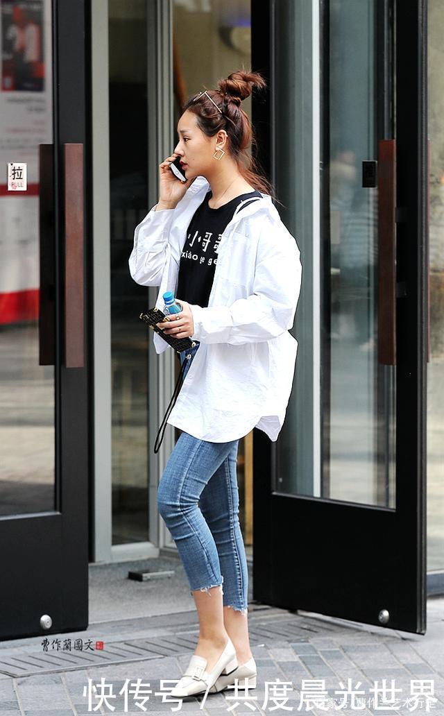 穿九分裤,露出脚腕脚踝,美女用最简单的办法也能很时尚