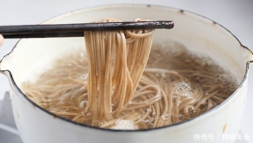 切成小丁|虽说只是一碗素面，却十分开胃有食欲，无肉胜有肉