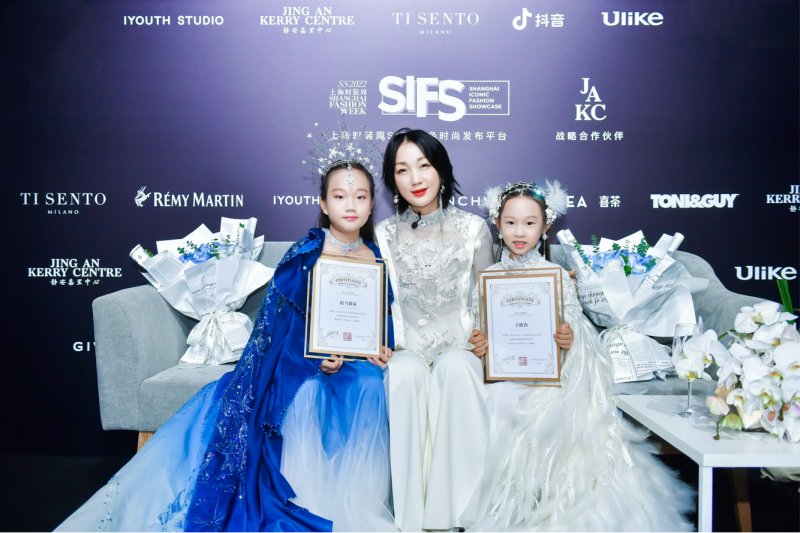 中国文化$熊英2022SS高级女装品牌发布,童模赵马馨茹、王俽冉呈现精彩秀演