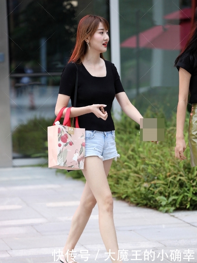 时尚街拍，美女时髦精致的穿搭，尽显女神的味道