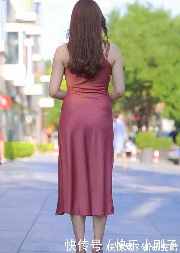一条街 美女穿酒红色吊带裙,好身材和好气质秀出来,惹火一条街!