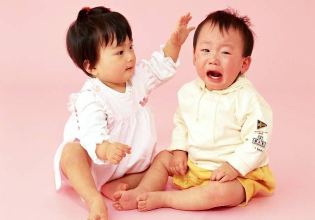 矛盾|六岁姐姐打哭三岁弟弟,网上一片称赞:教育方式堪比教科书范本