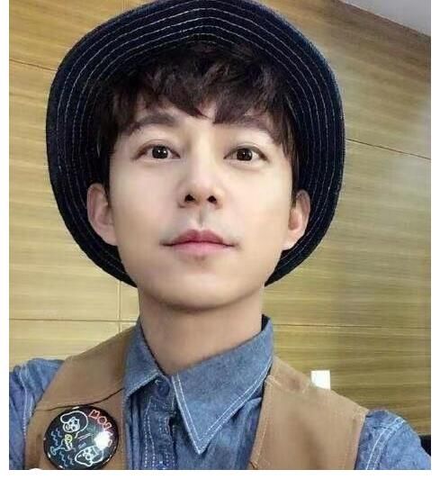 辭職|謎一樣的主持人何炅，報警原因未知，三年前被打也未公布真相！