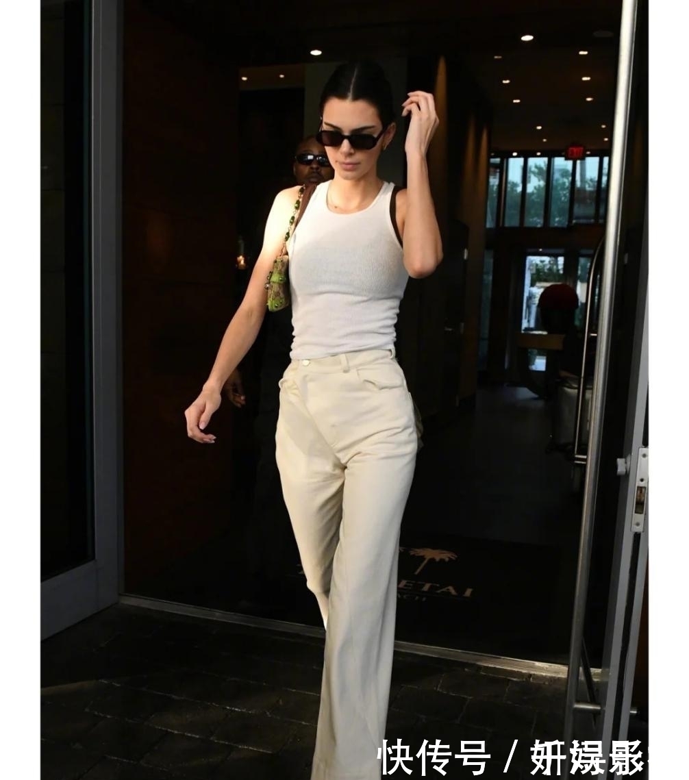 春夏搭配不够高级可能你还没有尝试过白色裤子,不显胖更惹眼