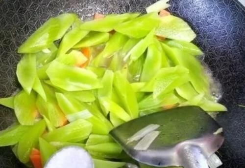 这菜被称为天然“护眼菜”，每天炒一盘，视力好了，双眼明亮了