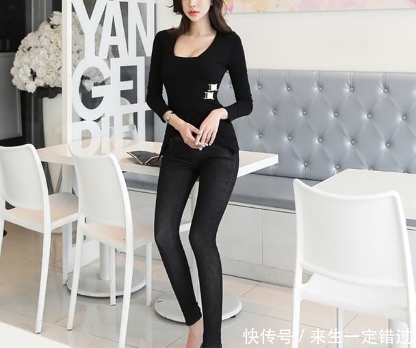 黑色的休闲裤,把成熟女性的味道衬托得非常的端庄淡雅