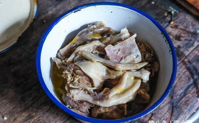 舅舅一家来做客,妈妈做了8个农家菜招待,网友真富有