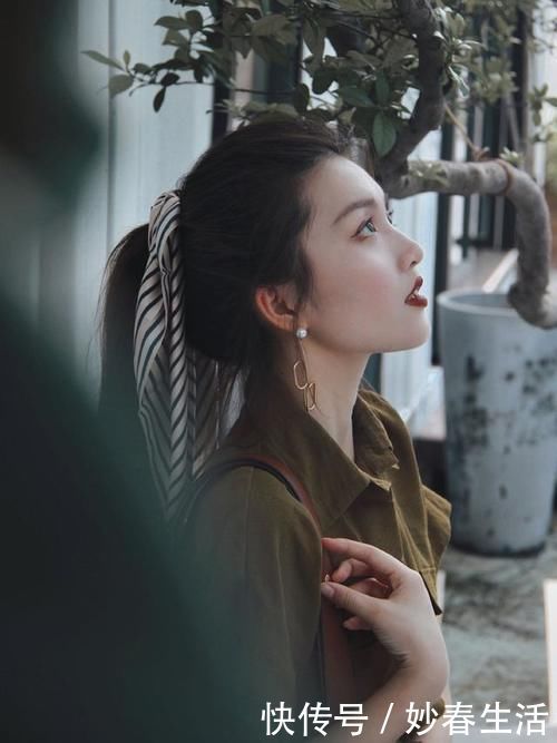 女人再懒,过年也少剪短发,这4款“丝巾长发”,时髦知性显脸小