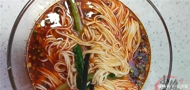 面条|面条这样吃真过瘾，直接往锅里一扔，比牛肉面还香，一顿2盘不够