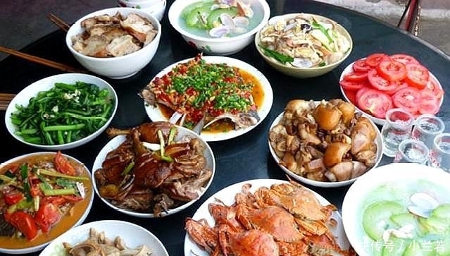 凑热闹|老妈生日,嫂子主动下厨,她上桌就板起了脸,你来凑热闹、评评理