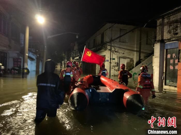 金山区消防救援支队|消防救援队伍迎战台风“烟花” 营救疏散被困人员3500多人