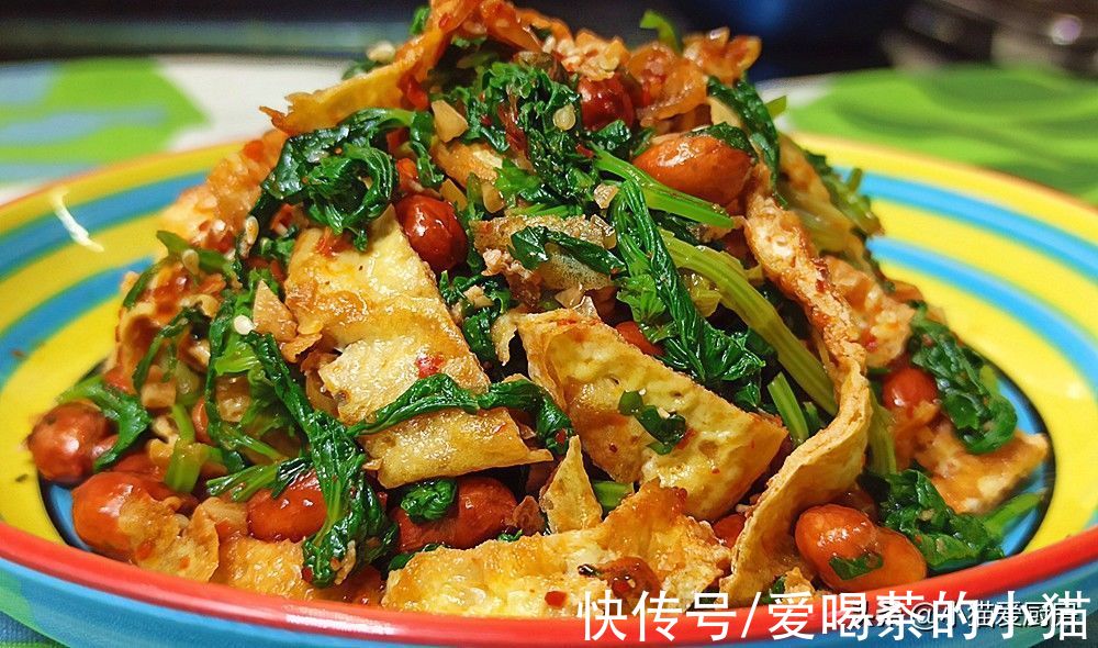 芹菜叶是个宝，丢掉可惜了，教你个特色吃法，清香爽口给肉不换