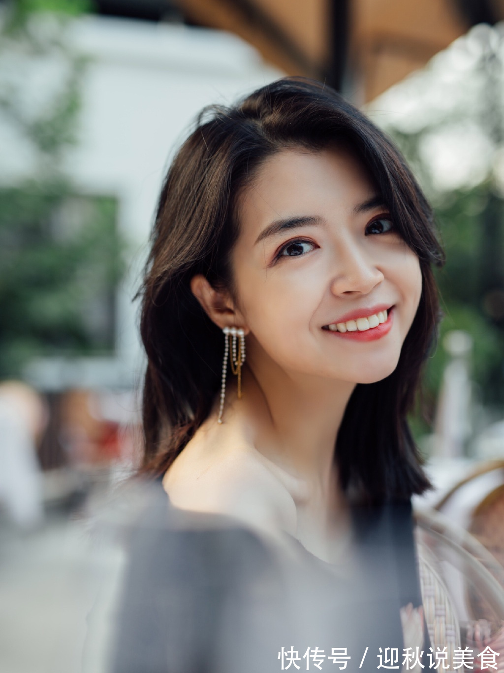 小蛮腰 奔三奔四女人这样穿，秋季穿出高级感，黑色上衣搭配白色短裤真美