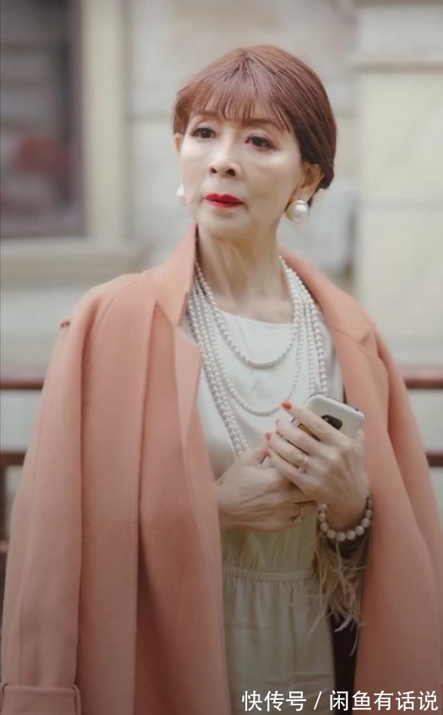 奶奶|80岁奶奶平时只穿高跟鞋,82斤配热裤双腿纤细,年轻人都自愧不如