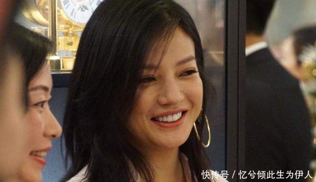 生完孩子后|奶粉喂养的赵薇,和母乳喂养的章子怡,两人的身材差距很明显