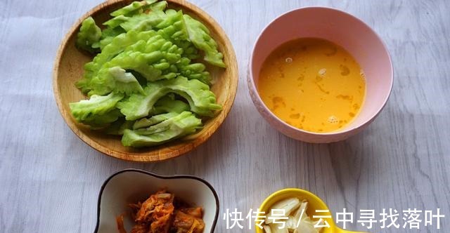 苦瓜|快手简单的家常菜，辣白菜苦瓜炒鸡蛋，美味好吃，炒一炒就做好！