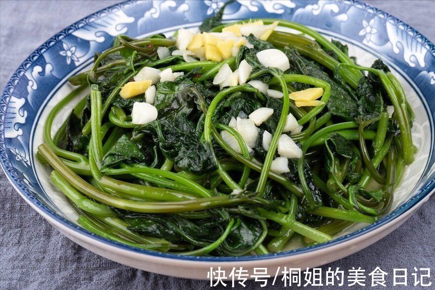 红薯叶|炒红薯叶有窍门，不能直接下锅炒，谨记1个秘诀，出锅爽脆不发黑