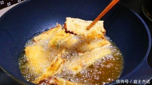 炸带鱼时,万万不可直接下锅炸,多加这1步,带鱼不腥不腻又酥脆