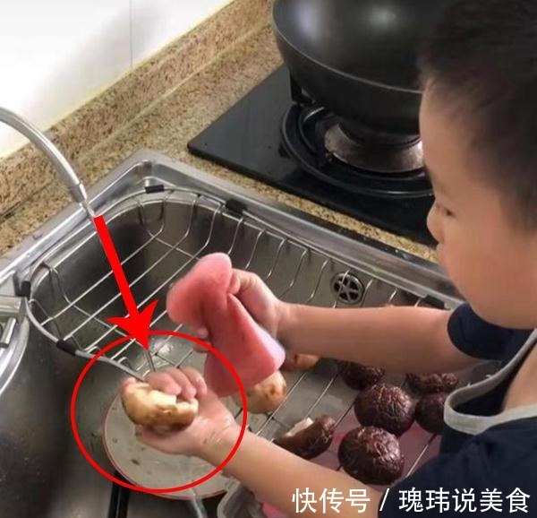 福林|爸爸让儿子洗香菇,儿子给香菇“抛光”,这秃噜皮香菇您满意吗