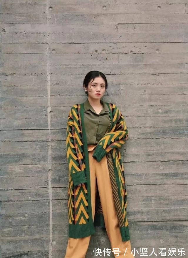 花色 把你的卫衣收起来吧！今年流行穿“奶奶衫”，百搭显瘦还特时髦