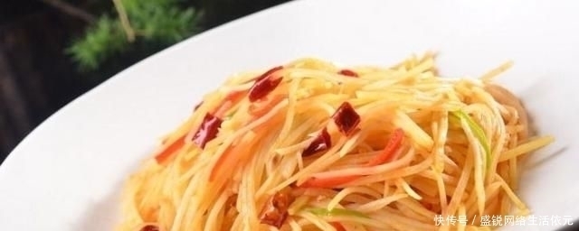 厨师|炒土豆丝万不可直接下锅,厨师会多加1步,土豆丝爽脆不粘锅!