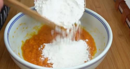  南瓜|冬天多吃南瓜糯米粉，不加一滴水，软糯香甜还流心，比油炸还好吃