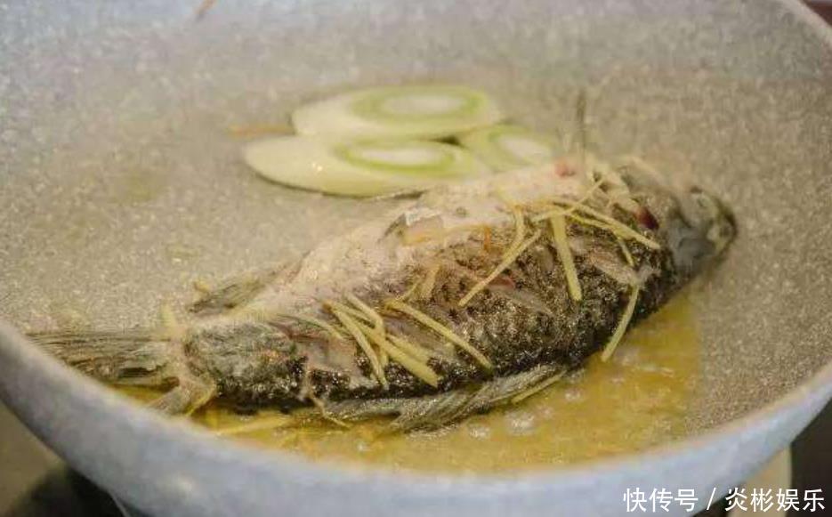 把鱼汤炖白,只需要2个技巧,奶白浓香,冬天常喝,养胃滋补
