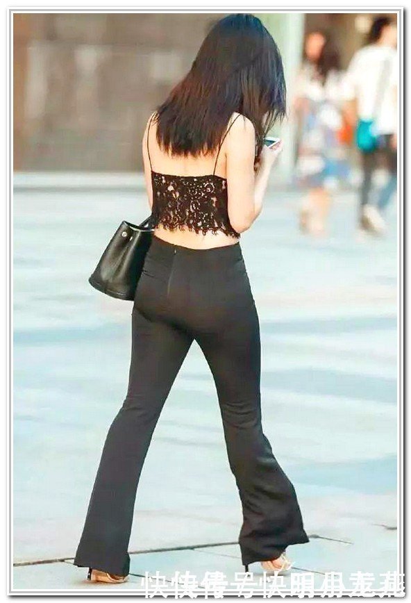 背心|长发披肩的小姐姐,镂空背心搭喇叭裤,体现出极致的美