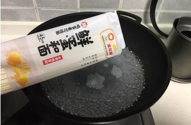  小时候爱吃的干脆面，原来做法如此简单，比买的好吃又健康