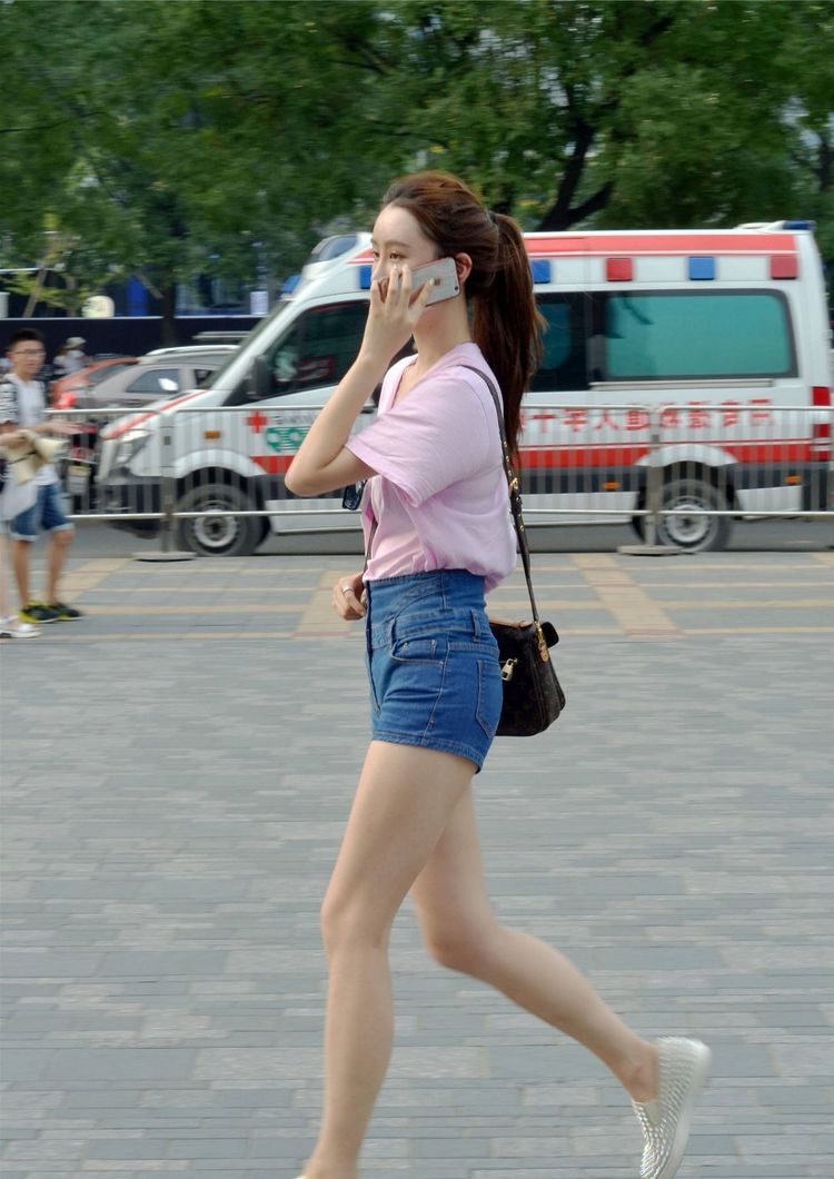 风格|街拍：娃娃脸的女生非常适合可爱的穿搭时尚风格