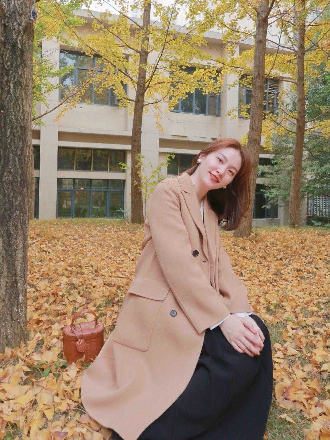 大地色|一般有品位的女人,都会选择三种颜色大衣,显年轻又有高级感