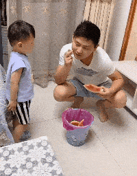 |搞笑GIF：有一个胖胖的女友，跷跷板都是无可奈何