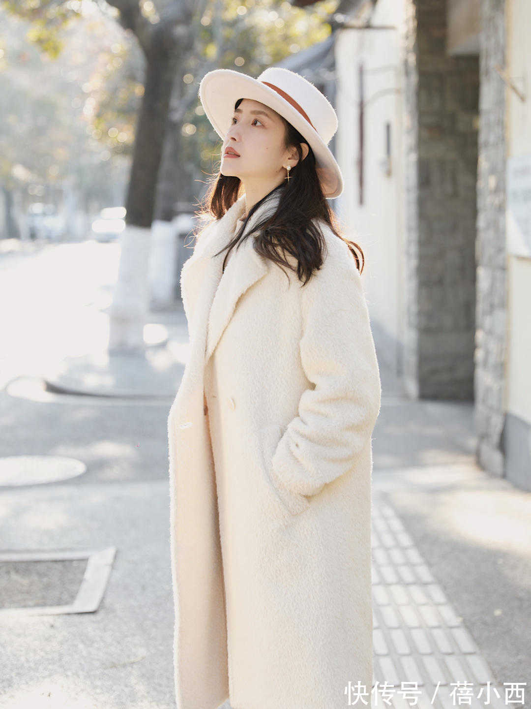 保暖 今年流行“翻领大衣”,比西装保暖比羽绒服显瘦,出街赚足回头率
