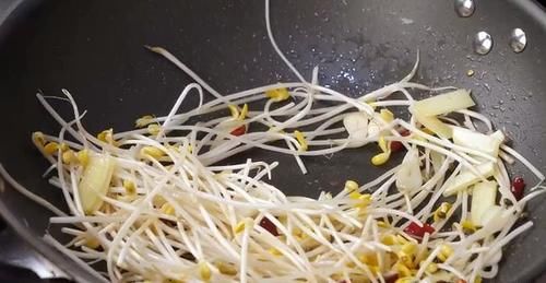 面条别煮着吃了，教你一个做法，我家一周能吃上6回，比肉还香