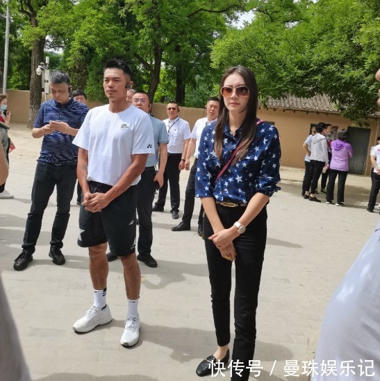 谢杏芳|林丹一家六口出游,夫妻俩表情淡漠,儿子已长到爸爸腰部