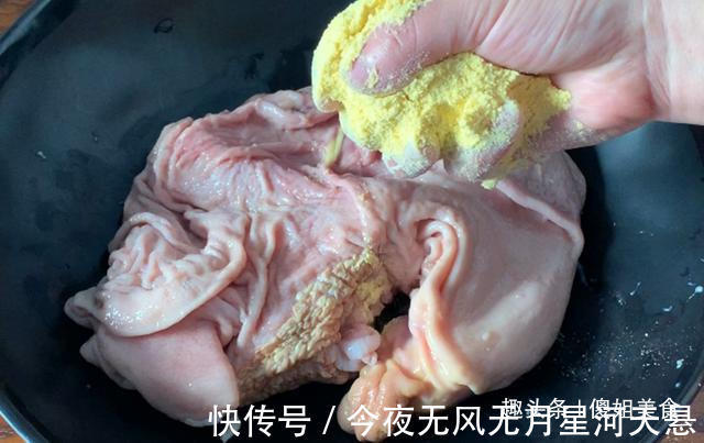 洗猪肚加盐洗就错了！加这2样，10分钟洗净，猪肚不腥不臊特干净