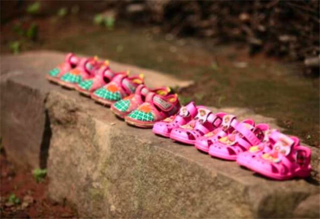 三胞胎|奇闻45岁高龄宝妈怀上三胞胎,不顾反对生下,三年后生活如此