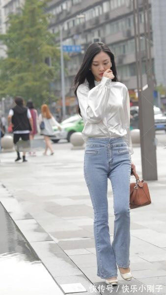 减龄 白色衬衫搭配牛仔喇叭裤,既时尚减龄,又有穿搭品位