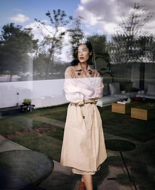  刘雯|风衣里面穿什么？看看刘雯的私服，时髦慵懒又气质，照着穿准没错