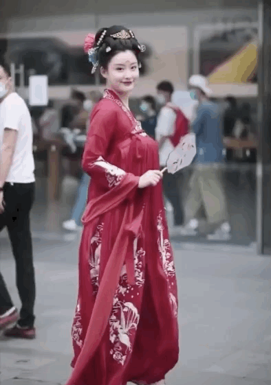 中国街拍在国外火了！视频超12亿次观看，被外国网友狂赞造型出彩