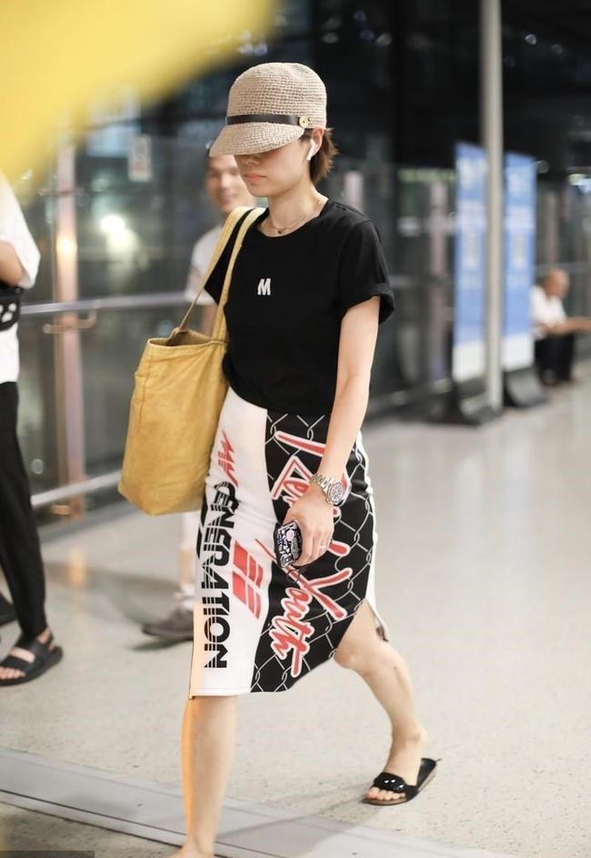 洋气|马伊琍的私服穿搭太聪明了，黑T恤搭配印花裙减龄显嫩，显瘦洋气